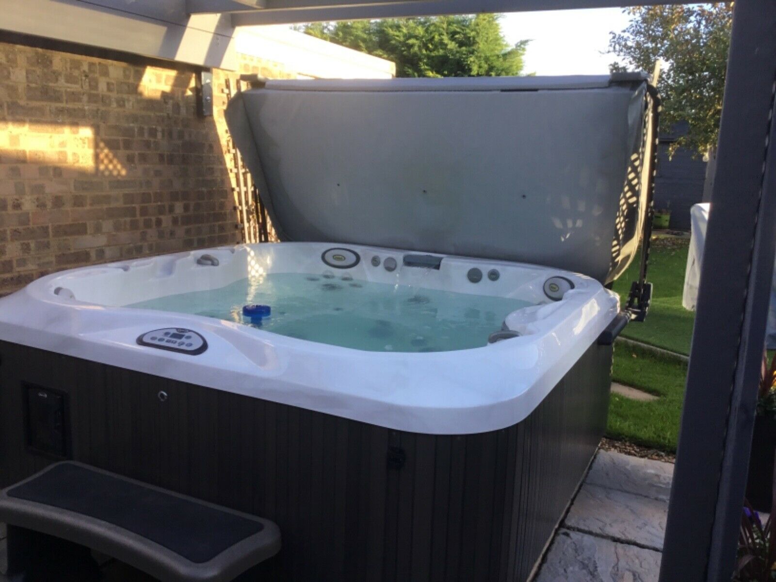 Jacuzzi Hot Tub J335, 5 Seats, Bluetooth Stereo, Steps, And Cover for