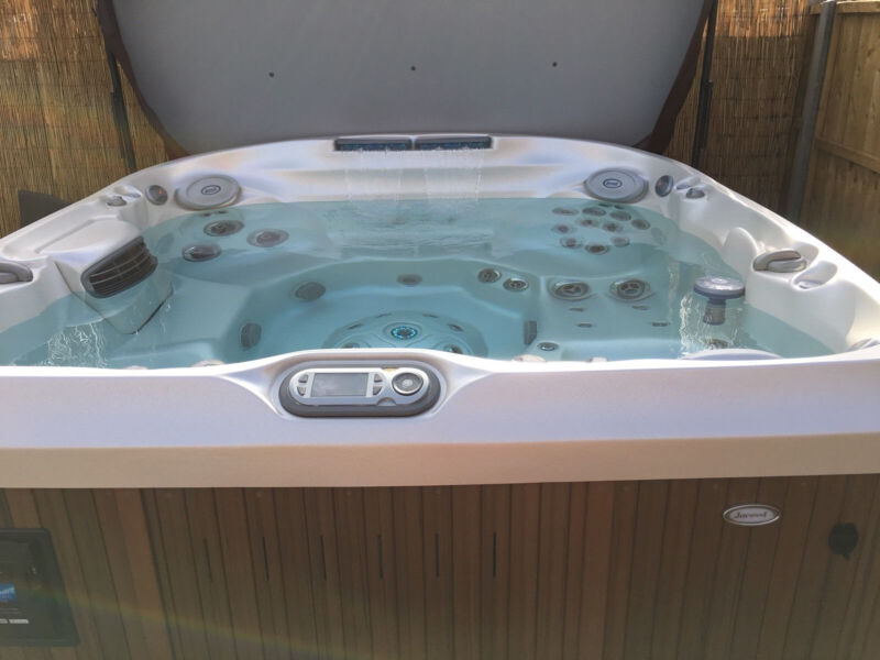 Jacuzzi J480 Hot Tub Jbl Speakers Under Warranty Only 6 Months Old for